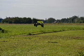 Auto autko samochód rc na torze w locie w powietrzu skok © VILKTERIO