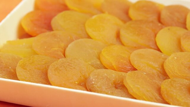 plat d'abricots secs, en gros plan.