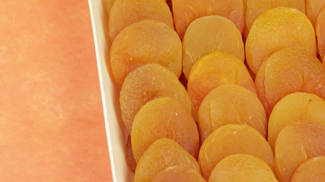 plat d'abricots secs, en gros plan.
