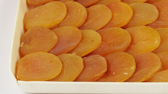 plat d'abricots secs, en gros plan.
