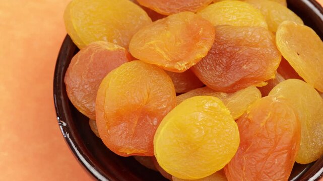  plat d'abricots secs, en gros plan.