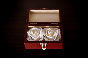 Obrączki ślubne w drewnianym pudełku z kwiatami pudełko na obrączki ślubne białe róże detale pierścionek © jusiamastalerz