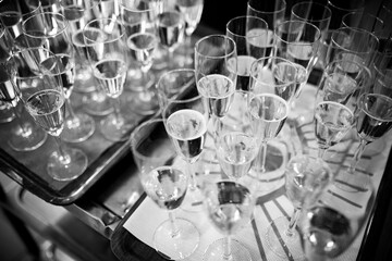 Szampan kieliszki alkohol przywitanie gości na sali weselnej ślub wesele kelner zabawa toast para młoda © jusiamastalerz