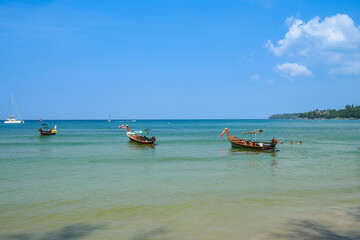 Obraz premium Beautiful beach with clear blue sky at phuket Thailand.