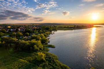 Naklejka premium Idyllisch gelegenes Dorf Aseleben am Ufer des Süßen See beim Sonnenuntergang