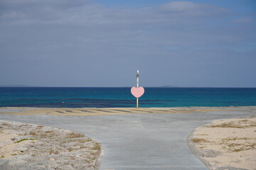 安座真サンビーチとハートマーク