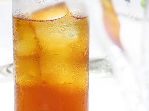 冷えて結露がついた氷入りのお茶