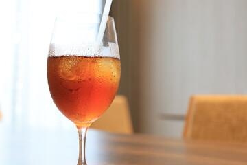 ワイングラスに入った冷えて結露がついた氷入りのお茶