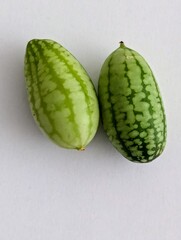 Zwei kleine Mexikanische Mini-Gurken 