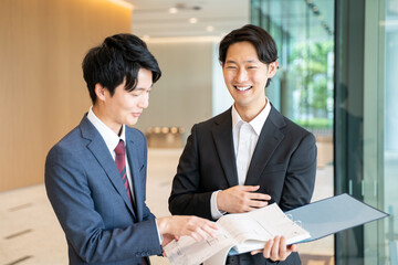 オフィスで打ち合わせをする2人の男性ビジネスマン