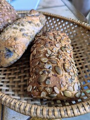 Brötchen in einem frühstückskörbchen