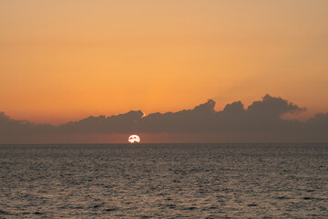 Naklejka premium 夕日と雲