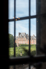 Place des Vosges à Paris vue par un fenêtre