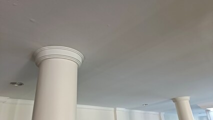 A white ceiling with a white pillar in the middle © Tina