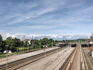 Fototapeta premium A train station with a clear blue sky above it