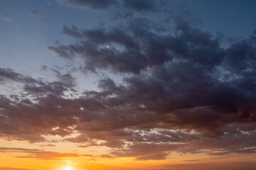 Obraz premium Cloudy sky with a golden late summer sunrise 