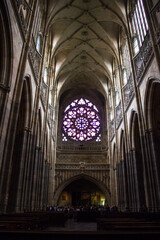 Obraz premium KATEDRÁLA SVATÉHO VÍTA, PRAGUE, CZECHIA - SEPTEMBER 12, 2014: Interior of St. Vitus Cathedral in Prague, a Gothic masterpiece, the seat of the Archbishop, and a symbol of Czech history and culture.