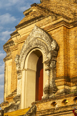 Obraz premium Ruins of the giant stupa of the Buddhist temple of Wat Chedi Luang in Chiang Mai, Thailande