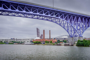Naklejka premium The Cuyahoga river waterfront and the stadium under Main Avenue Bridge (Cleveland Memorial Shoreway) at Ohio, USA. 
