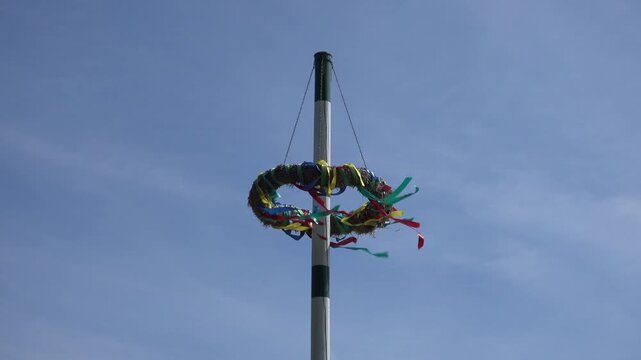 Maikranz oder Maibaum im Wind