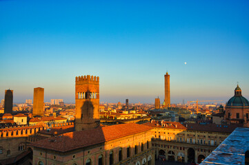 Torres medievales de la ciudad de Bolonia y la luna al atardecer 