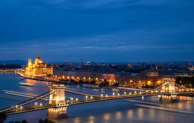 Obraz premium panorama of Central Budapest in the evening, with Parliament and Chain Bridge
