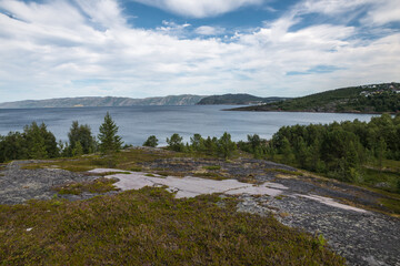 Fels mit Blick auf den Altafjord in Norwegen