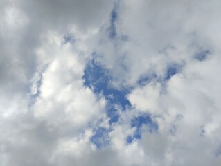 Obraz premium White clouds and blue sky. The view of the clouds and sky is clear and calming 