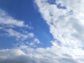 Obraz premium White clouds and blue sky. The view of the clouds and sky is clear and calming 