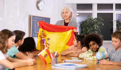 Obraz premium curious students listen attentively to teacher who tells interesting facts about Spain