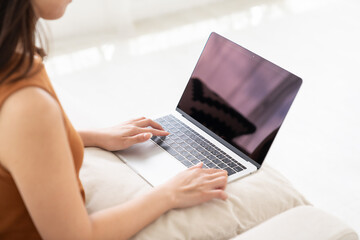 Naklejka premium 若い女性 パソコン 手元