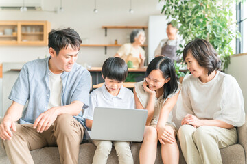 リビングで団欒するファミリー・三世代家族
