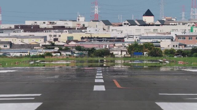 陽炎が立ちのぼる真夏の滑走路