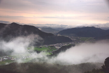 兵庫県・雨上がりの朝景色、カスミたつ多可町にて