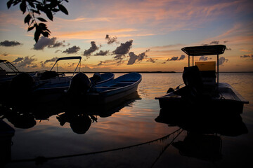Hermoso atardecer en la Laguna Nichupté, Cancún, México.