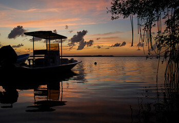 Hermoso atardecer en la Laguna Nichupté, Cancún, México.