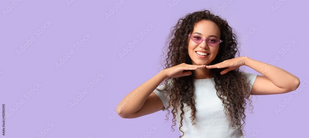 Poster Beautiful African-American woman with sunglasses on lilac background with space for text