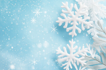 White snowflakes delicately floating on a light blue background, representing the beauty of winter and the purity of snow, with a calm and peaceful ambiance.