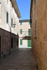 eine strasse in der altstadt von alcudia auf mallorca, spanien