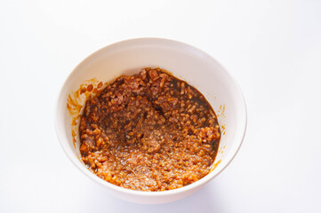 味噌炒めのタレにひき肉を入れて混ぜてならす