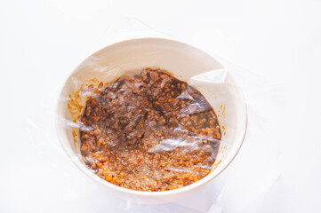 味噌炒めのタレにひき肉を入れてラップ