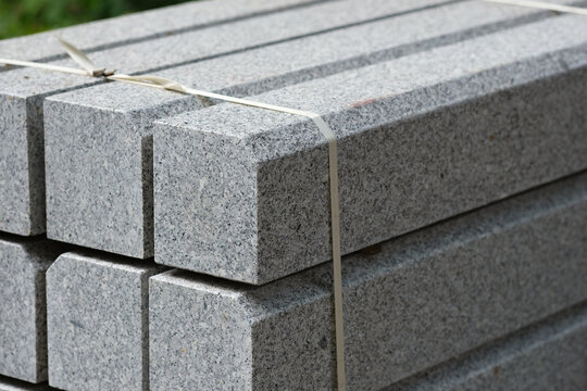 Baumaterial, Granitsteine auf einer Baustelle