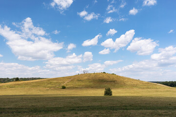 Obraz premium View of Druzhby Mountain on a sunny summer day located in Kudykina Gora Park, Lipetsk Region, Russia