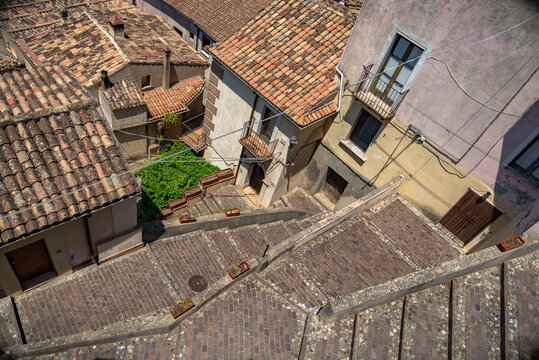 Vista panor&aacute;mica de Altomonte, comuna de la provincia de Cosenza, en la regi&oacute;n de Calabria. Italia