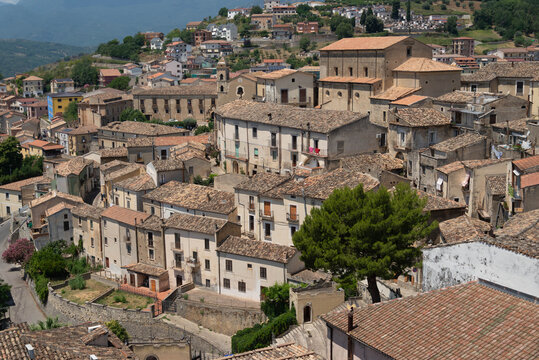Vista panor&aacute;mica de Altomonte, comuna de la provincia de Cosenza, en la regi&oacute;n de Calabria. Italia