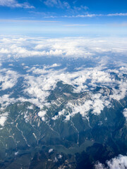 旅客機からの機窓〜8月の黒部湖上空1万メートルから望む立山と剱岳