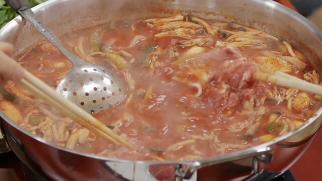 다양한 재료로 맛있고 매콤한 전골 요리하기