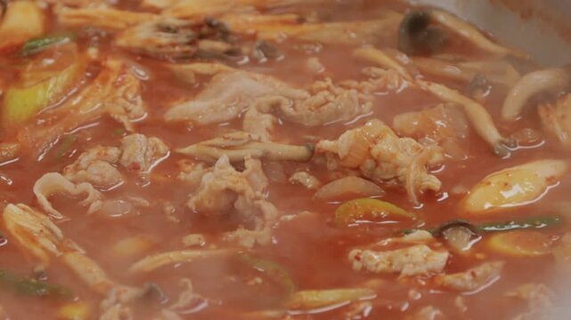 고기와 채소가 잔뜩 들어간 매콤한 전골 요리