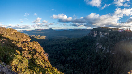 Obraz premium Scenic lookout at Govetts Leap, offering breathtaking views of Grose Valley covered in Eucalyptus Forest in the Blue Mountains, NSW, Australia
