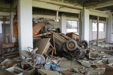 気仙沼市東日本大震災遺構（校舎内部の車）